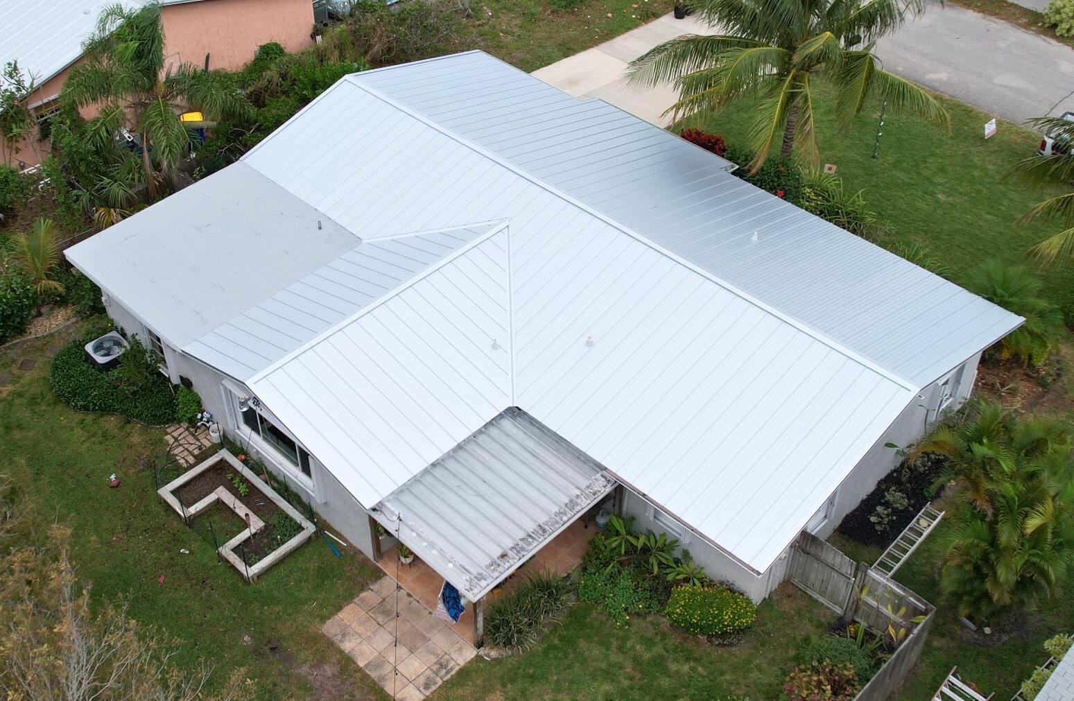 how far apart are roof trusses